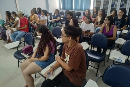 Alunos assistindo apresentação da Fundação Sara (Crédito: Edenilson Durães)
