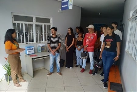 Maria Antônia Balbino, Assistente Social da APAE, fazendo apresentação aos alunos (Crédito: Edenilson Durães)