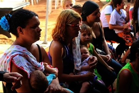 Muitas mães compareceram com crianças de colo